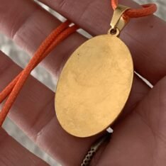 pendentif ovale orange en résine monté sur métal