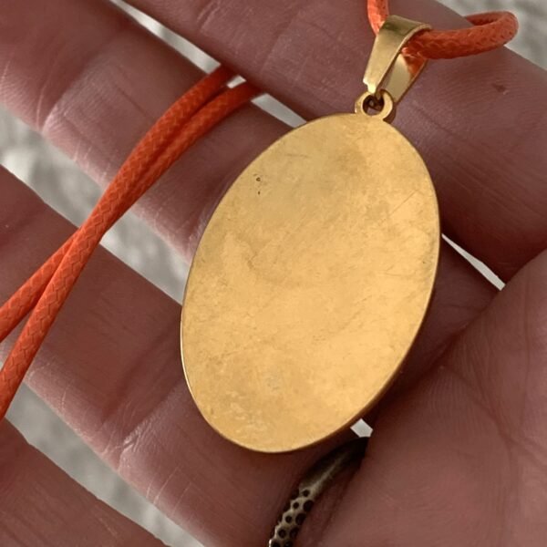 pendentif ovale orange en résine monté sur métal