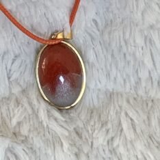 pendentif ovale orange en résine monté sur métal
