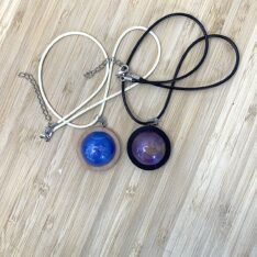 pendentif rond bombé bleu ou violet en résine