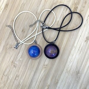 pendentif rond bombé bleu ou violet en résine
