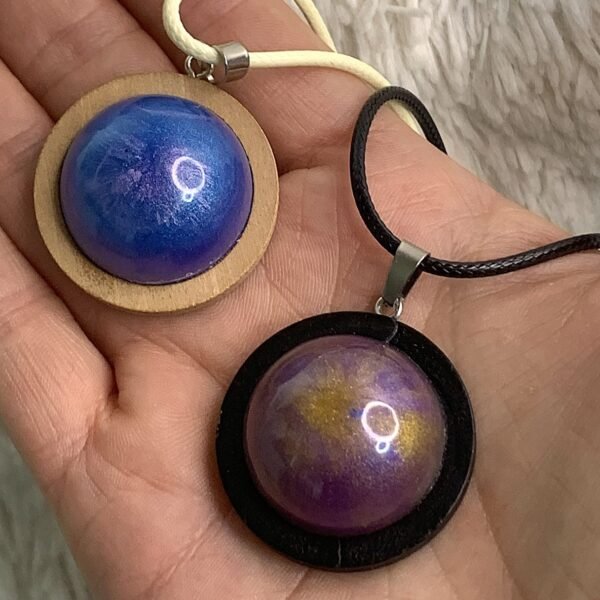 pendentif rond bombé bleu ou violet en résine