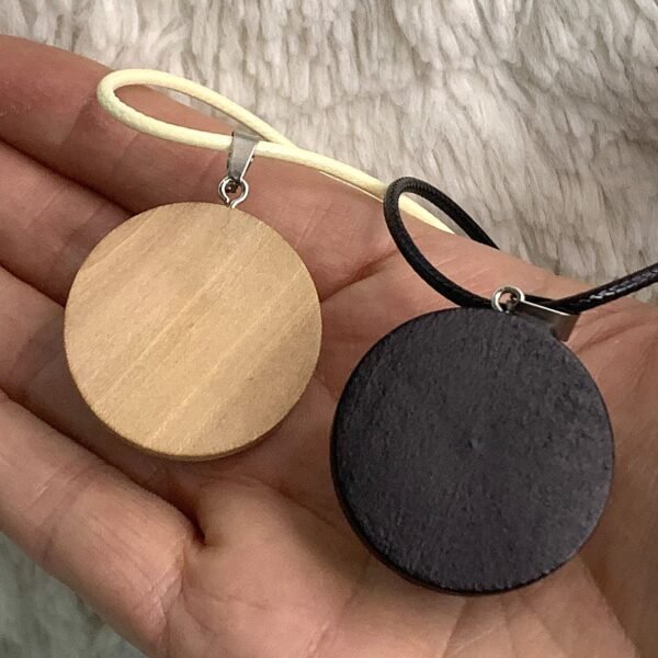 pendentif rond bombé bleu ou violet en résine