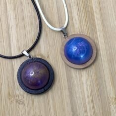 pendentif rond bombé bleu ou violet en résine