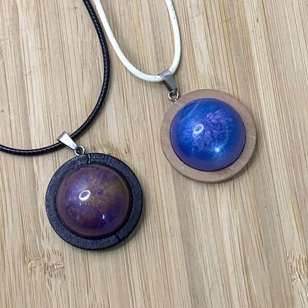 pendentif rond bombé bleu ou violet en résine