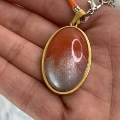 pendentif ovale orange en résine monté sur métal