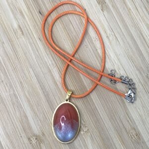 pendentif ovale orange en résine monté sur métal