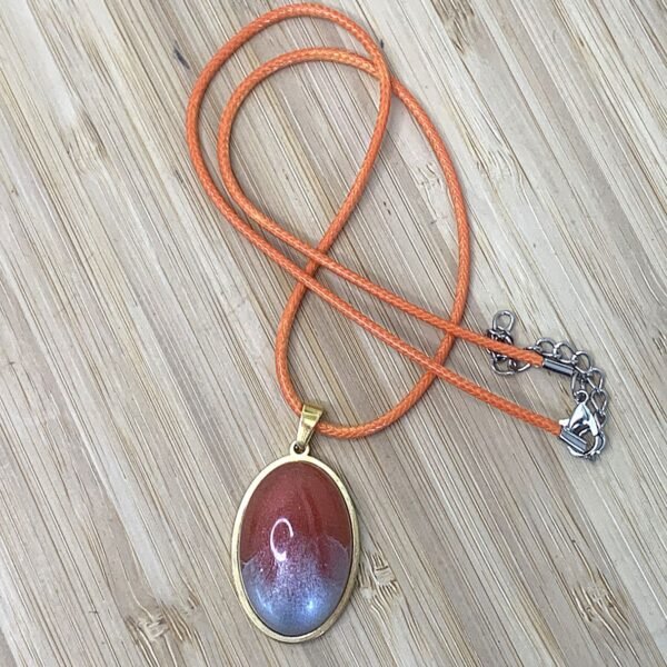 pendentif ovale orange en résine monté sur métal
