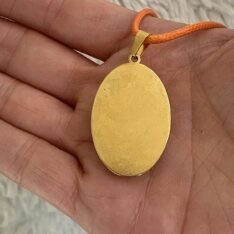 pendentif ovale orange en résine monté sur métal