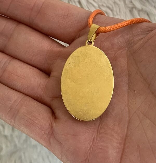 pendentif ovale orange en résine monté sur métal