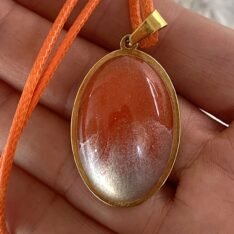 pendentif ovale orange en résine monté sur métal