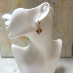 petites boucles d'oreilles carrées en résine, papier et cadre métal