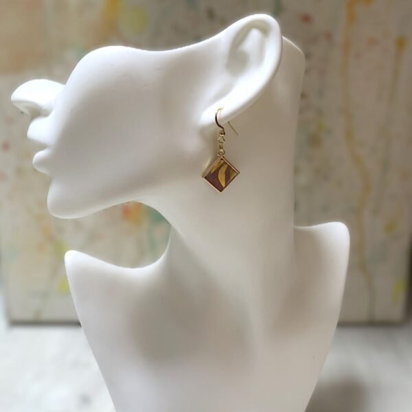 petites boucles d'oreilles carrées en résine, papier et cadre métal