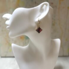 petites boucles d'oreilles carrées en résine, papier et cadre métal
