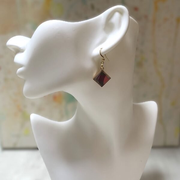 petites boucles d'oreilles carrées en résine, papier et cadre métal