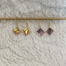petites boucles d'oreilles carrées en résine, papier et cadre métal