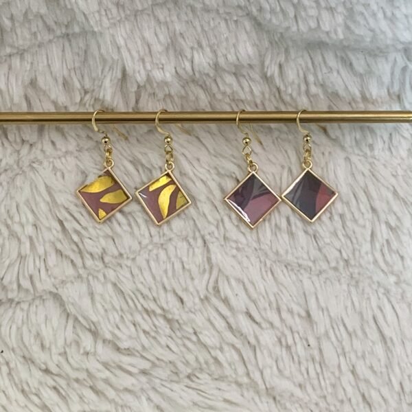 petites boucles d'oreilles carrées en résine, papier et cadre métal