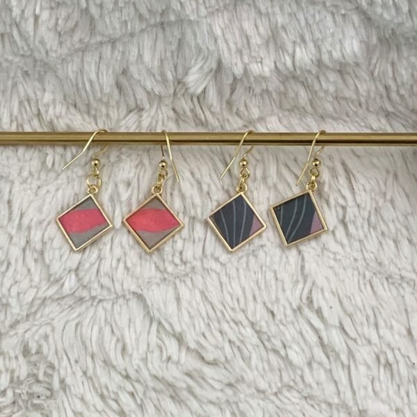 petites boucles d'oreilles carrées en résine, papier et cadre métal