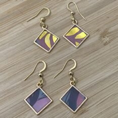 petites boucles d'oreilles carrées en résine, papier et cadre métal