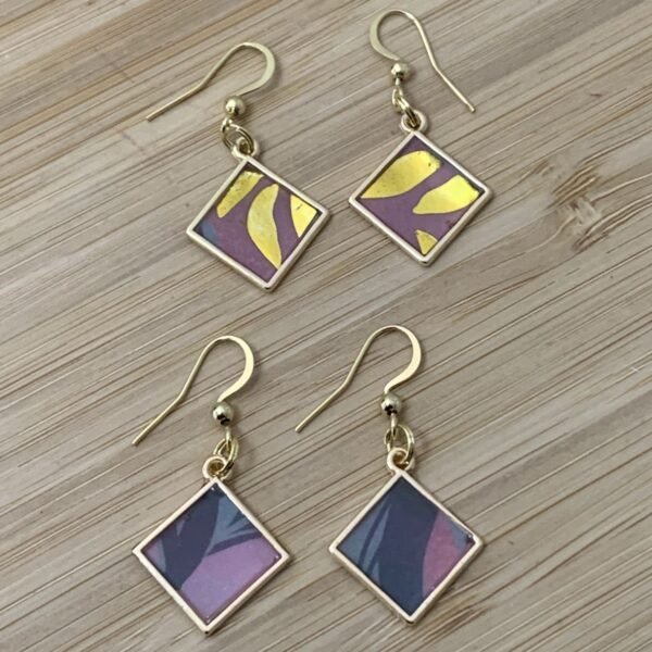 petites boucles d'oreilles carrées en résine, papier et cadre métal