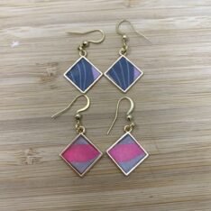 petites boucles d'oreilles carrées en résine, papier et cadre métal