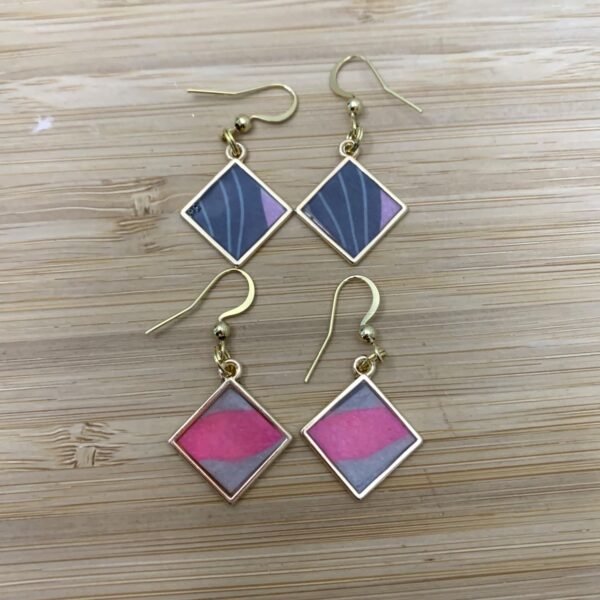 petites boucles d'oreilles carrées en résine, papier et cadre métal