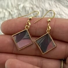 petites boucles d'oreilles carrées en résine, papier et cadre métal