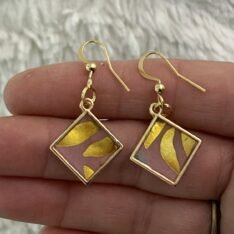 petites boucles d'oreilles carrées en résine, papier et cadre métal