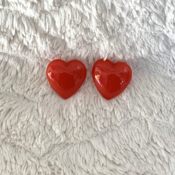 boucles d'oreilles coeurs rouges en résine