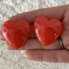 boucles d'oreilles coeurs rouges en résine