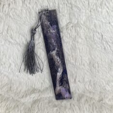 Marque-pages en résine scintillante violette