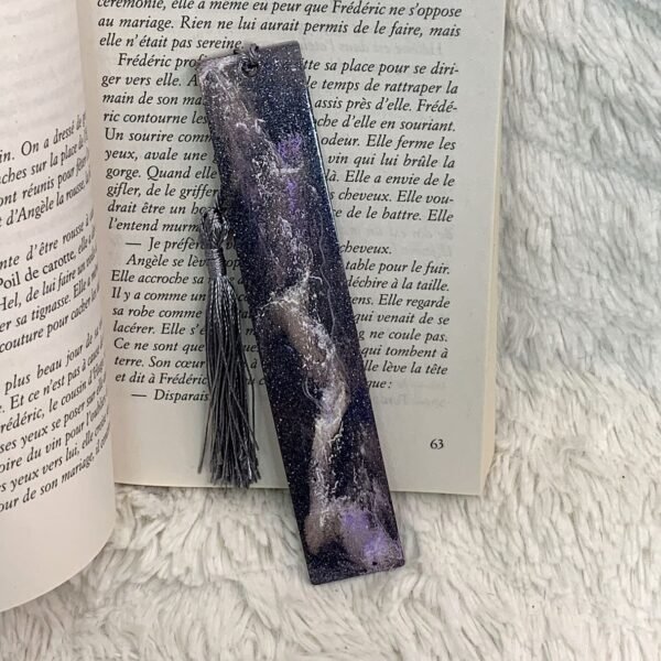 Marque-pages en résine scintillante violette