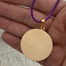 pendentif rond bombé grenat en résine