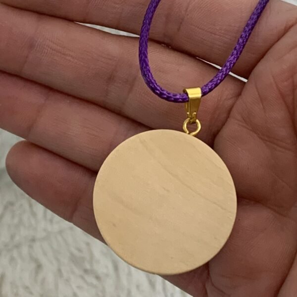 pendentif rond bombé grenat en résine