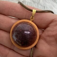 pendentif rond bombé grenat en résine