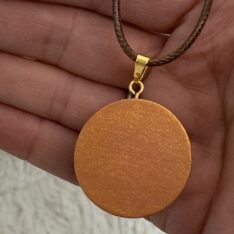 pendentif rond bombé grenat en résine