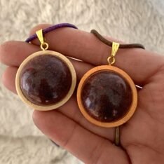 pendentif rond bombé grenat en résine