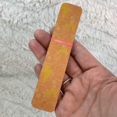 Marque-page en marqueterie de paille, et papier