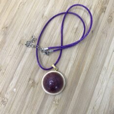 pendentif rond bombé grenat en résine