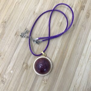 pendentif rond bombé grenat en résine