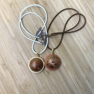 pendentif rond bombé or en résine