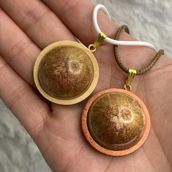 pendentif rond bombé or en résine