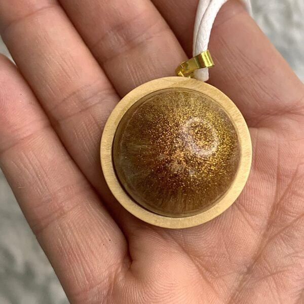 pendentif rond bombé or en résine
