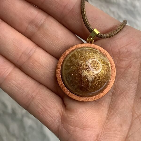 pendentif rond bombé or en résine