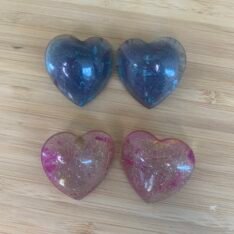 boucles d'oreilles coeurs roses ou bleues en résine faites main