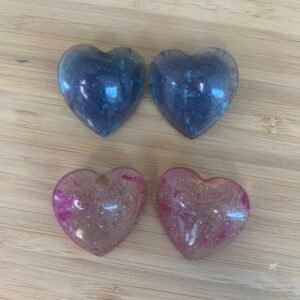 boucles d'oreilles coeurs roses ou bleues en résine faites main