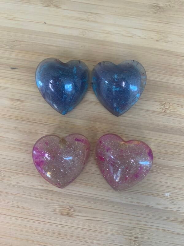 boucles d'oreilles coeurs roses ou bleues en résine faites main