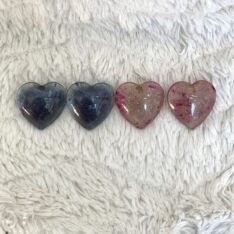boucles d'oreilles coeurs roses ou bleues en résine faites main