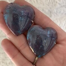 boucles d'oreilles coeurs bleues en résine faites main