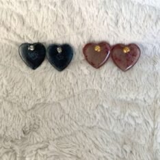 boucles d'oreilles coeurs roses ou bleues en résine faites main